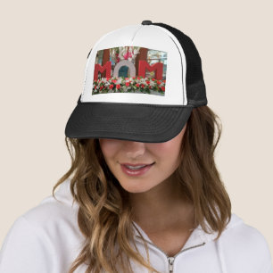 Wunderbare Mama in farbenfrohen, kühlen Blume mit Truckerkappe