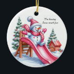 Wunderbarer Pink Snowman Spielplatz Spaß Keramik Ornament<br><div class="desc">Ein reizender kleiner Schneemann mit rosa Accessoires auf einer Rutsche auf einem hellrosa Spielplatz. Weihnachtsbäume mit Dekorationen im schneebedeckten Hintergrund. Die Nachricht sagt: "Ich habe viel Spaß beim Schnee. Fügen Sie diesen Schmuck zu Ihrem rosa Weihnachtsdekor hinzu.</div>