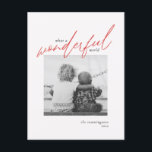 Wunderbarer World Simple Foto Weihnachten Roter Ur<br><div class="desc">Konzentrieren Sie sich auf das Positive, indem Sie Ihre Freunde und Familie daran erinnern, dass wir in einer "Wunderbaren Welt" leben. Diese modernen, einfachen und stilvollen 4, 25" x 5, 6" Foto-Postkarten sind mit modernster Typografie in Rot auf Weiß und einem Spot für Ihr beliebtes Foto ausgestattet. Verwenden Sie ein...</div>