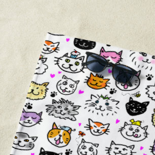 Wunderliche Katze stellt Muster gegenüber Strandtuch