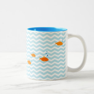 Wunderliches blaues Zickzack mit Goldfischen Zweifarbige Tasse