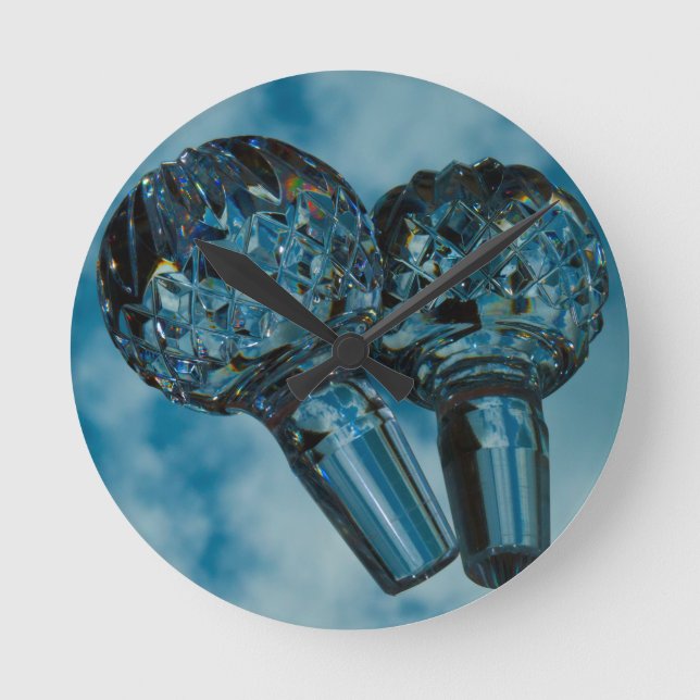 Wundern Sie sich beim Crystal Blue Skies Runde Wanduhr (Vorderseite)