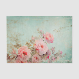 Wunderschöne, abgenutzte rosa Blumen am Rand von Seidenpapier