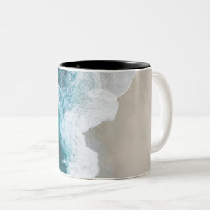 Wunderschöne Aussicht auf den Ozean Zweifarbige Tasse