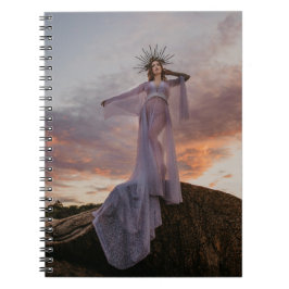 wunderschöne Frauen stehend auf Stein Spiralnotenb Notizblock