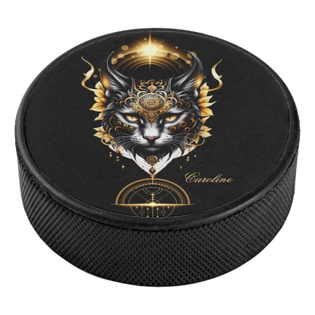 Wunderschöne goldene schwarze Katze. Eishockey Puck (3/4)