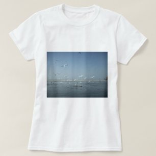Wunderschöne Kraniche fliegen über Wasser Naturbal T-Shirt