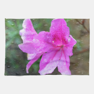 Wunderschöne rosa Gartenblumen mit Regentropfen. f Handtuch