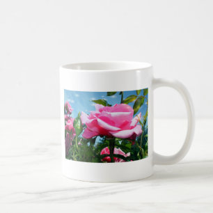 Wunderschöne rosa Rose am blauen Himmel. Florale F Kaffeetasse