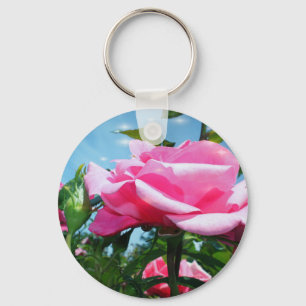 Wunderschöne rosa Rose am blauen Himmel. Florale F Schlüsselanhänger