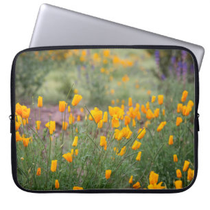 wunderschöne und duftende Wildblumen, die in Tuben Laptopschutzhülle