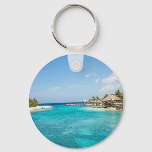 Wunderschöner tropischer Strand mit Strohhütten Schlüsselanhänger