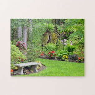 Wunderschönes Puzzle mit grünem Garten