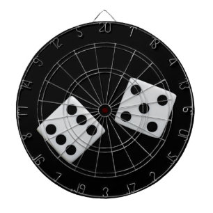 Würfel auf der schwarzen Karte Dartscheibe