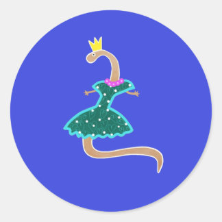 Wurm in einem grünen Kleid und einer Krone Runder Aufkleber