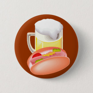 Würstchen auf einem Brötchen und einem Bier mit Button