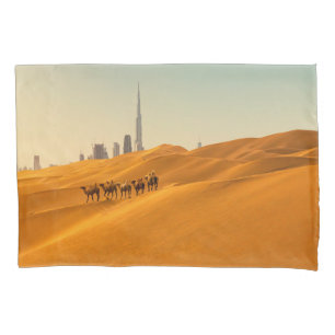 Wüsten   Dubais Skyline-Ansicht mit Kameln Kissenbezug