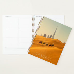 Wüsten Dubais Skyline-Ansicht mit Kameln Planer