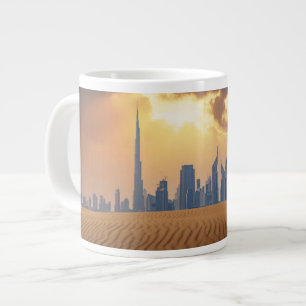 Wüsten Dubais Skyline View von Sand Dune Jumbo-Tasse