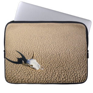 Wüsten Kuhschädel auf dem Wüstenboden Laptopschutzhülle
