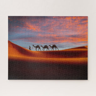 Wüsten   Mann und Kamele in den Sanddünen