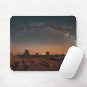 Wüsten   Sternenhimmel über einer Wüstenlandschaft Mousepad