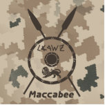 Wüstenabschirm und Speere Fotoskulptur Magnet<br><div class="desc">Eine militärisch-braune "gedämpfte" Darstellung eines Maccabee-Schildes und zwei Speere auf einem Wüstenhintergrund. Der Schild wird von einem Löwen und Text mit dem Text "Israel" (Israel) im Paleo-Hebräischen Alphabet geschmückt. Es erscheint auch der englische Text "Maccabee".</div>