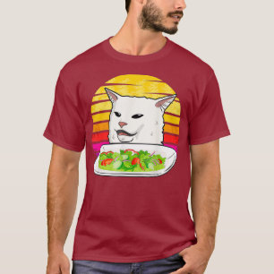 Wütende Frauen schreien bei verwirrter Katze zum A T-Shirt