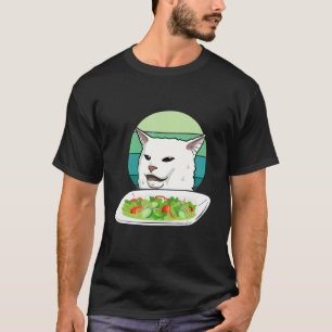 Wütende Frauen schreien verwirrte Katze am Esstisc T-Shirt