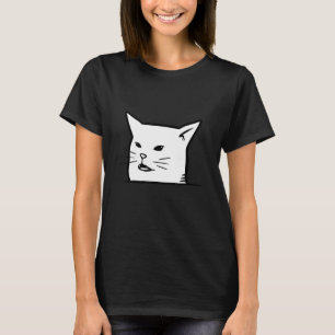Wütende Frauen schreien verwirrte Katze am Esstisc T-Shirt