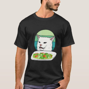 Wütende Frauen schreien verwirrte Katze am Esstisc T-Shirt