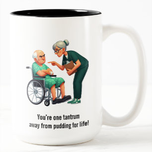 Wütende Krankenschwester im Umgang mit störrischem Zweifarbige Tasse