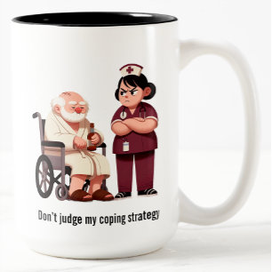 Wütende Krankenschwester schimpft mit betrunkenem Zweifarbige Tasse