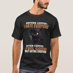 Wütende schwarze Katze trinkt Kaffee bevor Kaffee  T-Shirt