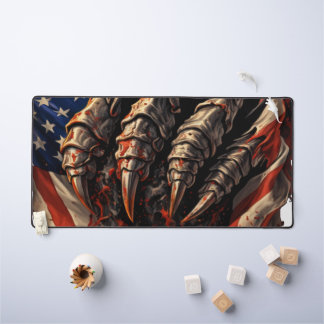 Wütendes Monster zerreißt die amerikanische Flagge Schreibtischunterlage