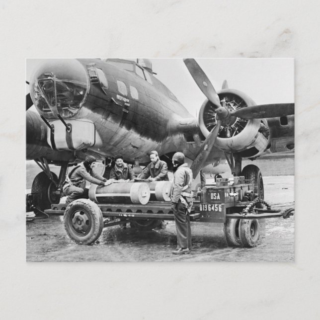 WW2 Flugzeug und Crew: 1940er Postkarte (Vorderseite)