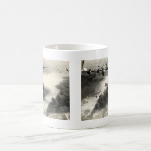 WWII B-24s über Ploiesti-Ölfeldern Kaffeetasse