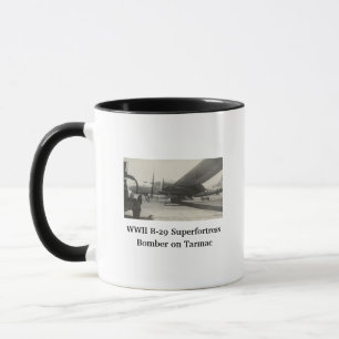 WWII B-29 Bomber auf dem Vorfeld Foto Kaffeetasse