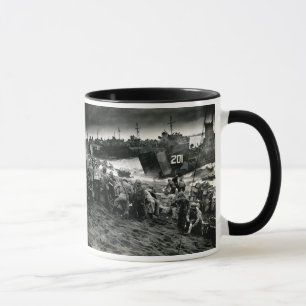 WWII Marinesoldaten laden Versorgungen auf Iwojima Tasse