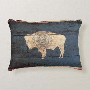 Wyoming State Flag auf altes Holzkörnchen Zierkissen
