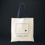 Wyoming Wedding Welcome Bag Map Tasche, Navy Blue Tragetasche<br><div class="desc">Begrüßungsgeschenktasche mit Kartengrafik. Ihre Gäste werden in ihrem Hotel einchecken und diese Tasche mit den Leckereien,  die sie erwarten,  finden. Sie können das Herz mit der Funktion "Weiter anpassen" an den Ort Ihres großen Tages positionieren.</div>