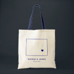 Wyoming Wedding Welcome Bag Map Tasche, Navy Blue Tragetasche<br><div class="desc">Begrüßungsgeschenktasche mit Kartengrafik. Ihre Gäste werden in ihrem Hotel einchecken und diese Tasche mit den Leckereien,  die sie erwarten,  finden. Sie können das Herz mit der Funktion "Weiter anpassen" an den Ort Ihres großen Tages positionieren.</div>