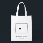 Wyoming Wedding Welcome Bag Map Tasche Wiederverwendbare Einkaufstasche<br><div class="desc">Begrüßungsgeschenktasche mit Kartengrafik. Ihre Gäste werden in ihrem Hotel einchecken und diese Tasche mit den Leckereien,  die sie erwarten,  finden. Sie können das Herz mit der Funktion "Weiter anpassen" an den Ort Ihres großen Tages positionieren.</div>