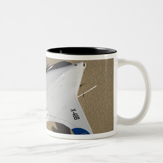 X-48B Blended Wing Body Unbemanntes Luftfahrzeug 2 Zweifarbige Tasse (Rechts)