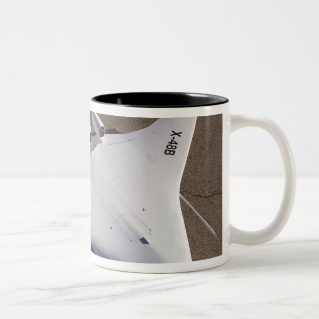 X-48B Blended Wing Body Unbemanntes Luftfahrzeug Zweifarbige Tasse (Rechts)