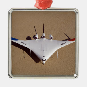 X-48B mischte Flügelkörper unmenschliches Silbernes Ornament