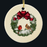 X-Mas-Kranz und Vögel Keramik Ornament<br><div class="desc">Ein cremefarbener Hintergrund mit schneebedecktem Tannenkranz mit einem großen roten Satin-Bogen und zwei niedlichen Vögeln,  die darauf sitzen. Hänge es auf deinen Baum,  dekoriere ein Geschenk oder einen Kranz damit. Sie können es sogar personalisieren,  indem Sie Ihren eigenen Text hinzufügen!</div>