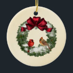 X-Mas-Kranz und Vögel Keramik Ornament<br><div class="desc">Ein cremefarbener Hintergrund mit schneebedecktem Tannenkranz mit einem großen roten Satin-Bogen und zwei niedlichen Vögeln,  die darauf sitzen. Hänge es auf deinen Baum,  dekoriere ein Geschenk oder einen Kranz damit. Sie können es sogar personalisieren,  indem Sie Ihren eigenen Text hinzufügen!</div>