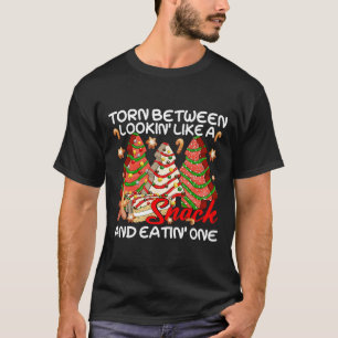 Xmas Baum Torn zwischen Lookin wie ein Snack Kuche T-Shirt