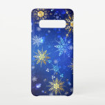 XMAS Blue Background mit goldenen Schneeflocken Samsung Galaxy S10 Hülle<br><div class="desc">Blauer Weihnachtsgebirge mit goldenen und weißen Schneeflocken. Goldene Schneeflocken. XMAS.</div>